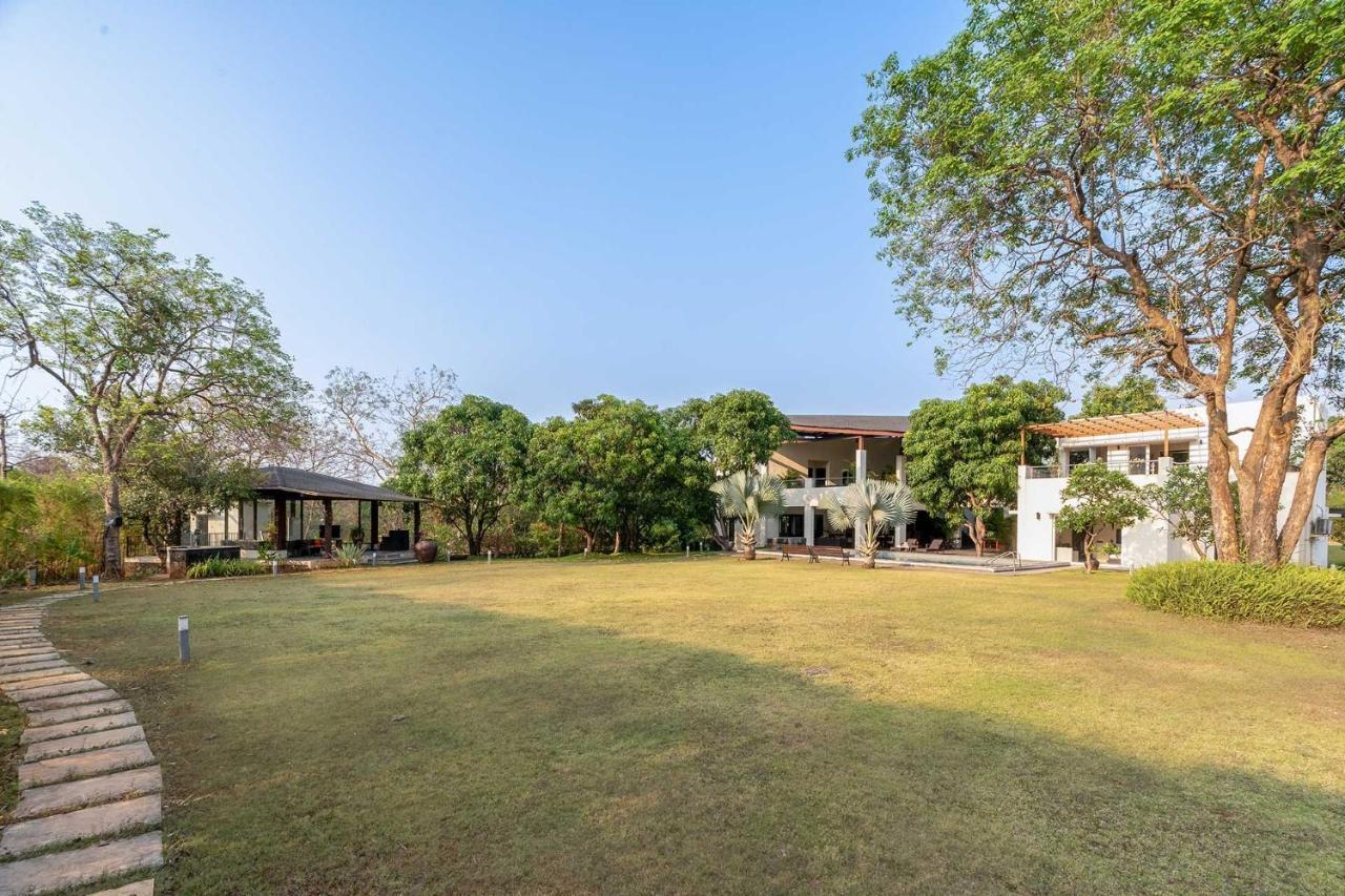 The Leaf By Stayvista - An Enchanting Escape Offering A Pool, Terrace, Lush Lawn, Contemporary Interiors, And Indoor Games Alibag Bagian luar foto