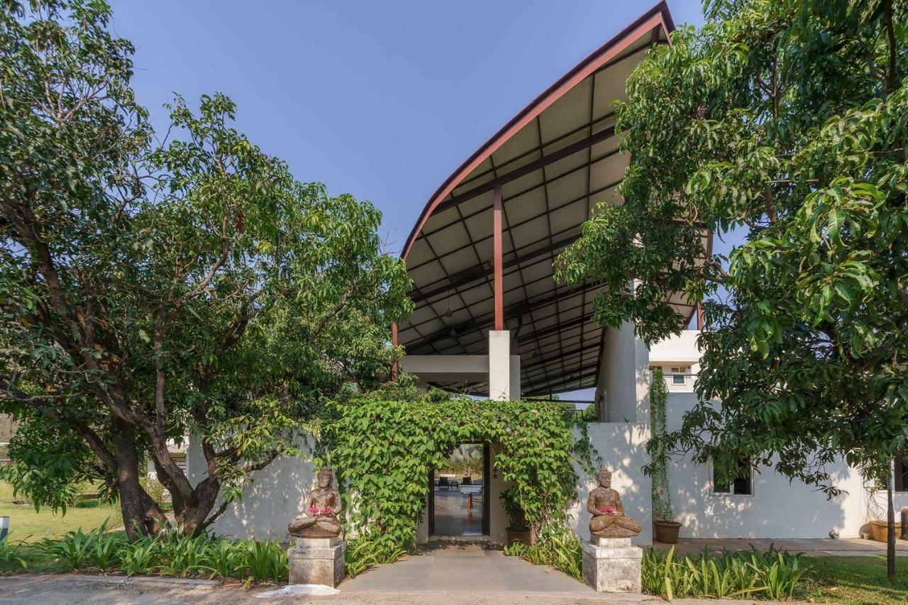 The Leaf By Stayvista - An Enchanting Escape Offering A Pool, Terrace, Lush Lawn, Contemporary Interiors, And Indoor Games Alibag Bagian luar foto