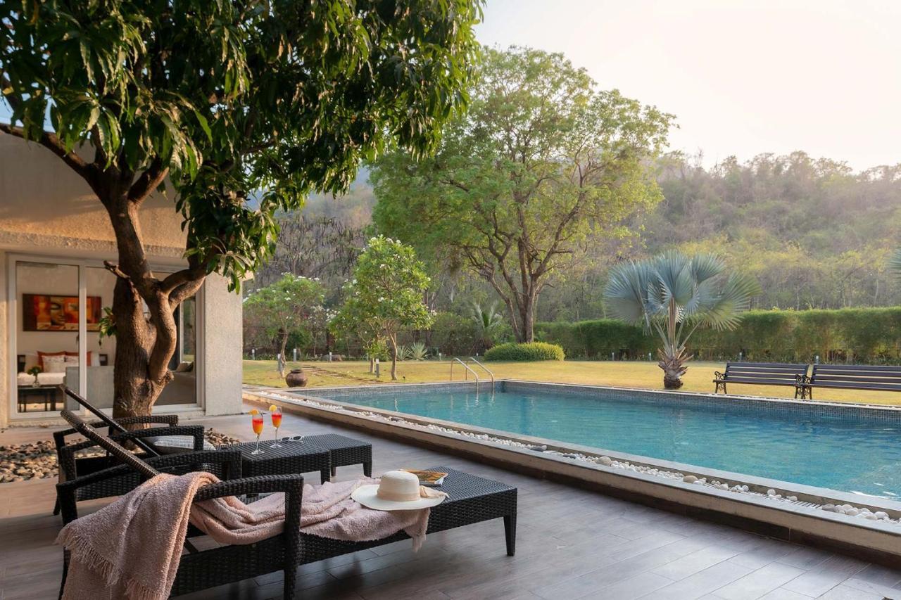 The Leaf By Stayvista - An Enchanting Escape Offering A Pool, Terrace, Lush Lawn, Contemporary Interiors, And Indoor Games Alibag Bagian luar foto